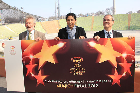 Paul Breitner, Steffi Jones, UEFA-Wettbewerbsdirektor Giorgio Marchetti (©Foto: Martin Schmitz)